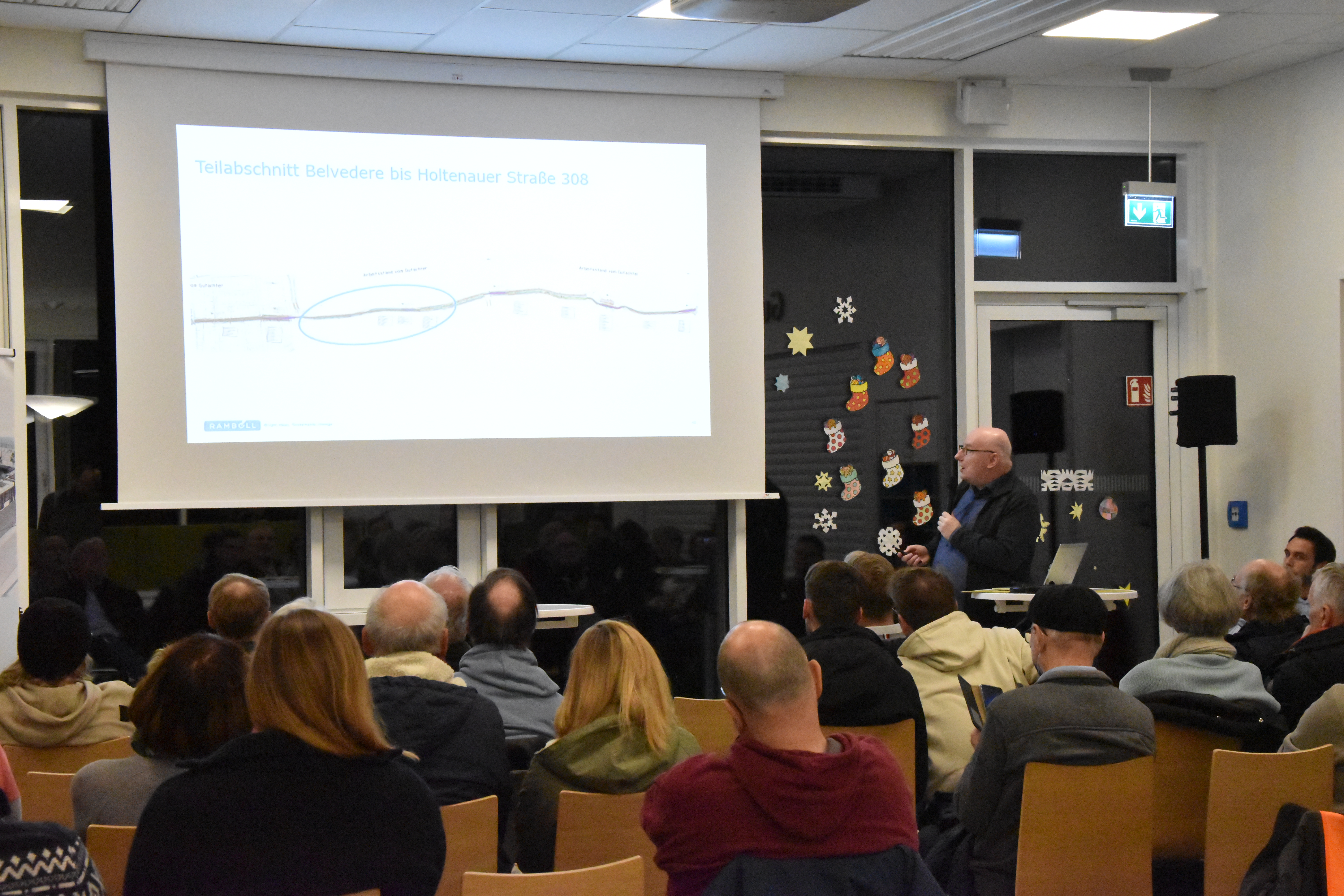 Vortrag im Plenum bei der Beteiligungsveranstaltung zum Planungsabschnitt Wik im Dezember 2023