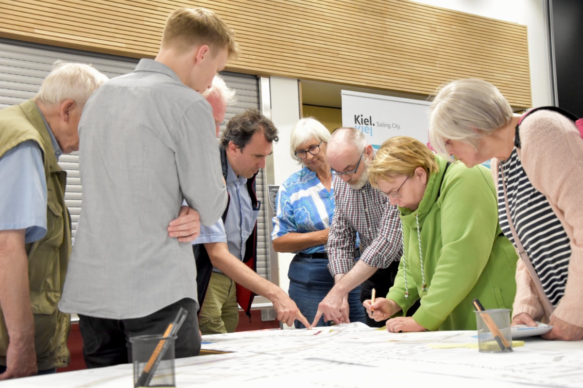 Viele Teilnehmende der Planungswerkstatt im gemeinsamen Gespräch zu den geplanten Änderungen