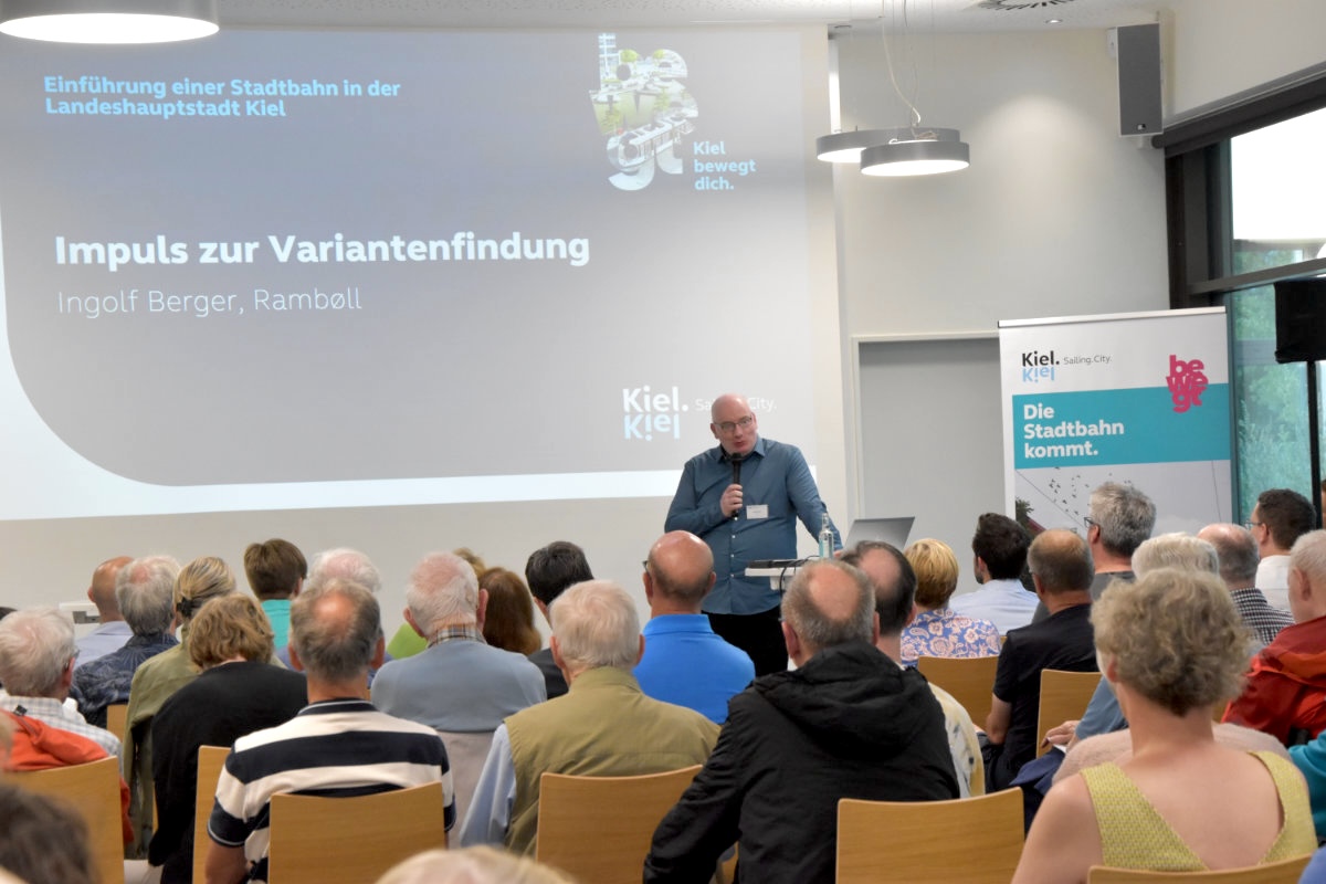 Vortrag bei der Planungswerkstatt mit Sicht auf die Präsentation und den Vortragenden